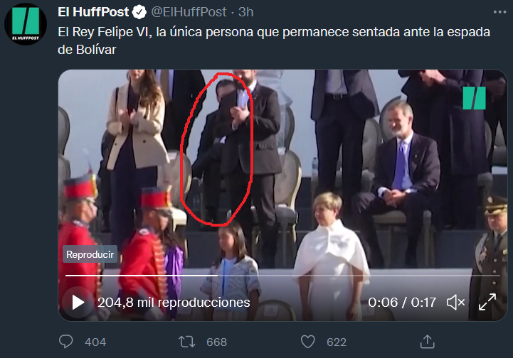 SenyorRequena's tweet photo. @ElHuffPost @LetiBeRebel Parece que este (no sé quién es) también se queda sentado, no? https://t.co/SBdFWr0X36