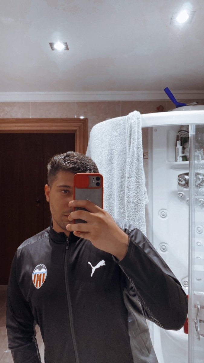 rte_paco's tweet photo. Me he comprado el chándal del @valenciacf para ir este año bien fachero https://t.co/wuonU7974Q