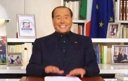 La lenta ma inesorabile trasformazione di Silvio in un manichino per i crash test.
