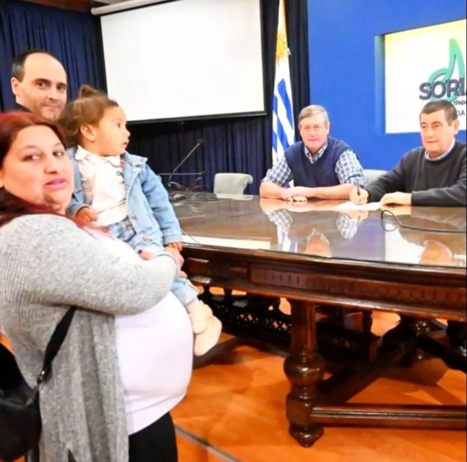 En el salón de actos del Gobierno Departamental de Soriano, el Intendente <a href="/besozzi_guille/">Guillermo Besozzi</a> concretó la firma de las escrituras de viviendas para las veinte familias del barrio Nuevo Amanecer que suscribieron al documento 🏘

#HayOrdenDeNoAflojar