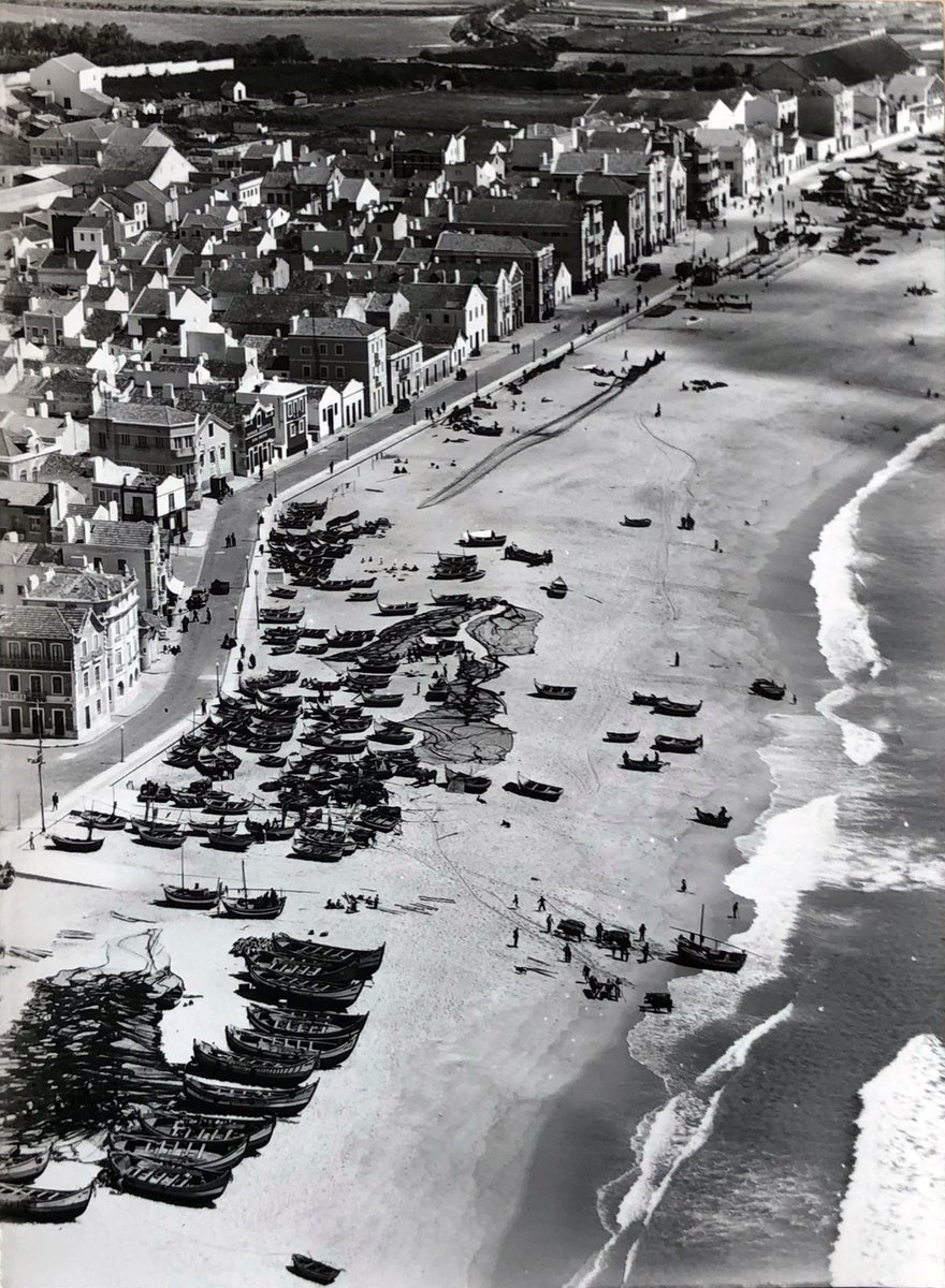 HugoWilmar2's tweet photo. In het voorjaar van 1951 reisde Hugo Wilmar  met Journalist Kemming voor Uitgeverij De @Spaarnestad_Ph  door Portugal.

In 71 jaar zijn deze plekken flink veranderd, en toch herkenbaar gebleven.

#HugoWilmar #Nazare #Portugal #Spaarnestad #ToenEnNu #vroeger https://t.co/mvocaNhdWV
