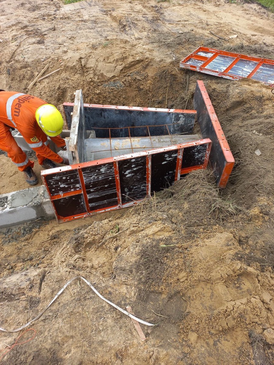 OvieNews's tweet photo. Construction of Low cost Baby Culvert for Parcel 3 eroded Fence Line.
#Train7 @MKKyari @ahmed_dikko @HETimipreSylva . https://t.co/0m9YMePt1N