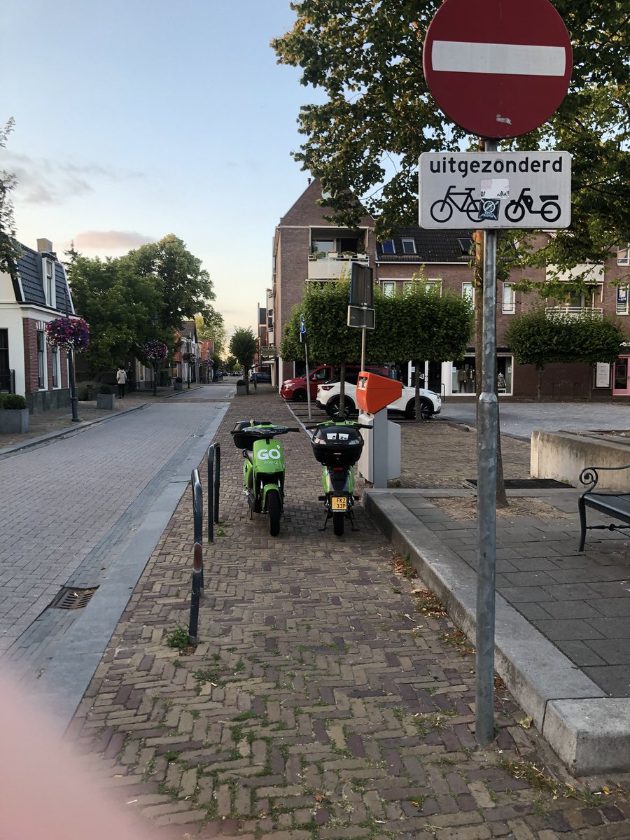 Jurjen16's tweet photo. Hoe lang gaan we het spel “is de openbare ruimte van commerciële partijen als @gosharingoff of van de burgers van #Bleiswijk” nog spelen? @Lansingerland @pvandestadt @4LeonErwich De verhuurders gaan hun verdienmodel echt niet aanpassen. #felyxchallenge https://t.co/zkmfgex48q