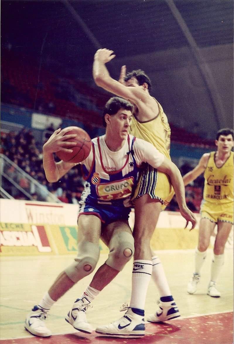 DeporteVintage's tweet photo. Un joven #SantiAbad en Grupo IFA #RCDE 1987/88. Junto al ya malogrado #MattWhite y #JRFernandez con Cacaolat @CB_Granollers 📸 Archivo Fornies https://t.co/AUh5d7eJOB