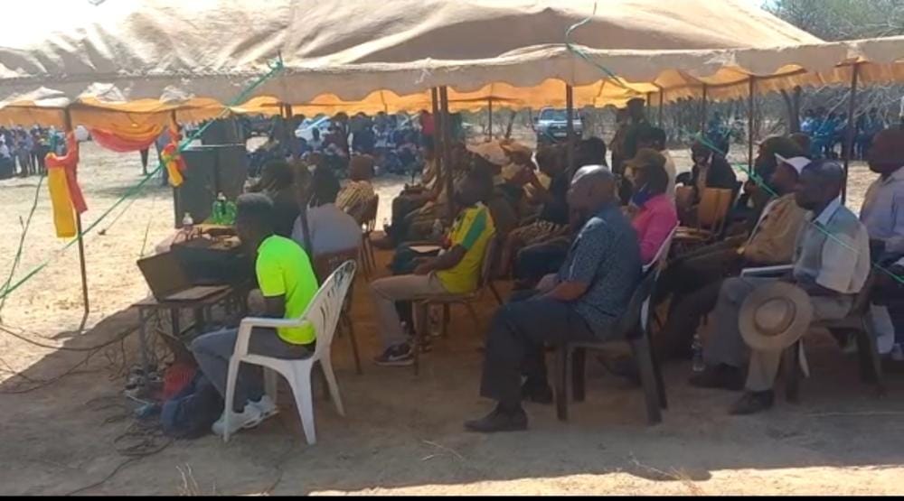 MatoboRadio's tweet photo. Matobo joins the nation to honour sons &amp; daughters who sacrificed their lives for a Zimbabwe.Heroes Day was marked at the local Heroes Acre at Bhalagwe.District Adm  Mr Obey Chaputsira read the Presidents speach. MPs,Gov depmnts,locals &amp; liberation war veterans were in attendance https://t.co/YUGOSgIqIA