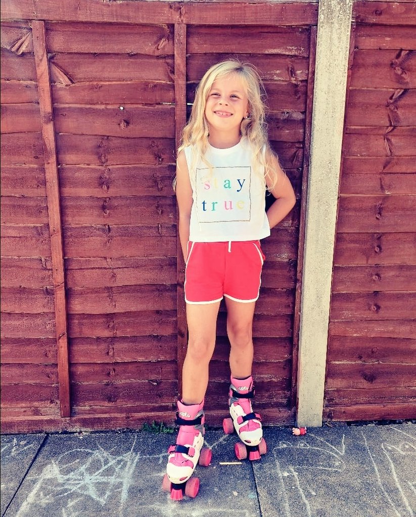 maxallen76's tweet photo. Betsy seems to have suddenly grown up...#lovethiskid #80slook https://t.co/FvxAlgowT9
