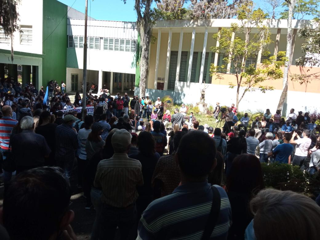 jahnettu's tweet photo. #BonoVacacionalYRecreacionalCompletoYa #IndignacionUniversitaria #CUULApublico. Basta de atropellos a los trabajadores universitarios de Venezuela. https://t.co/qkbF2qgsg1