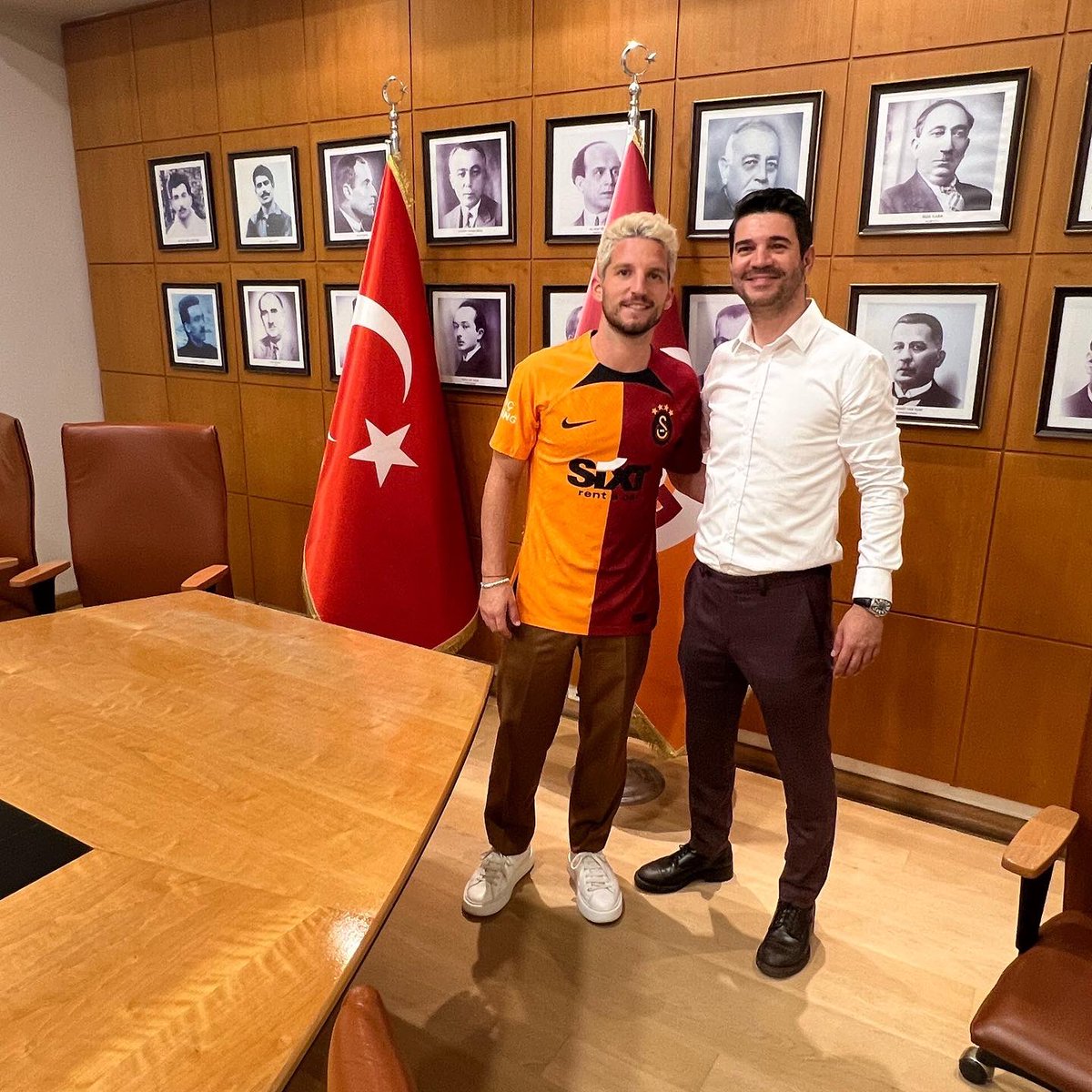 UgurAVADAN's tweet photo. Dries Mertens hayırlı olsun. ❤��💛❤️💛 https://t.co/RqkX8c59kT