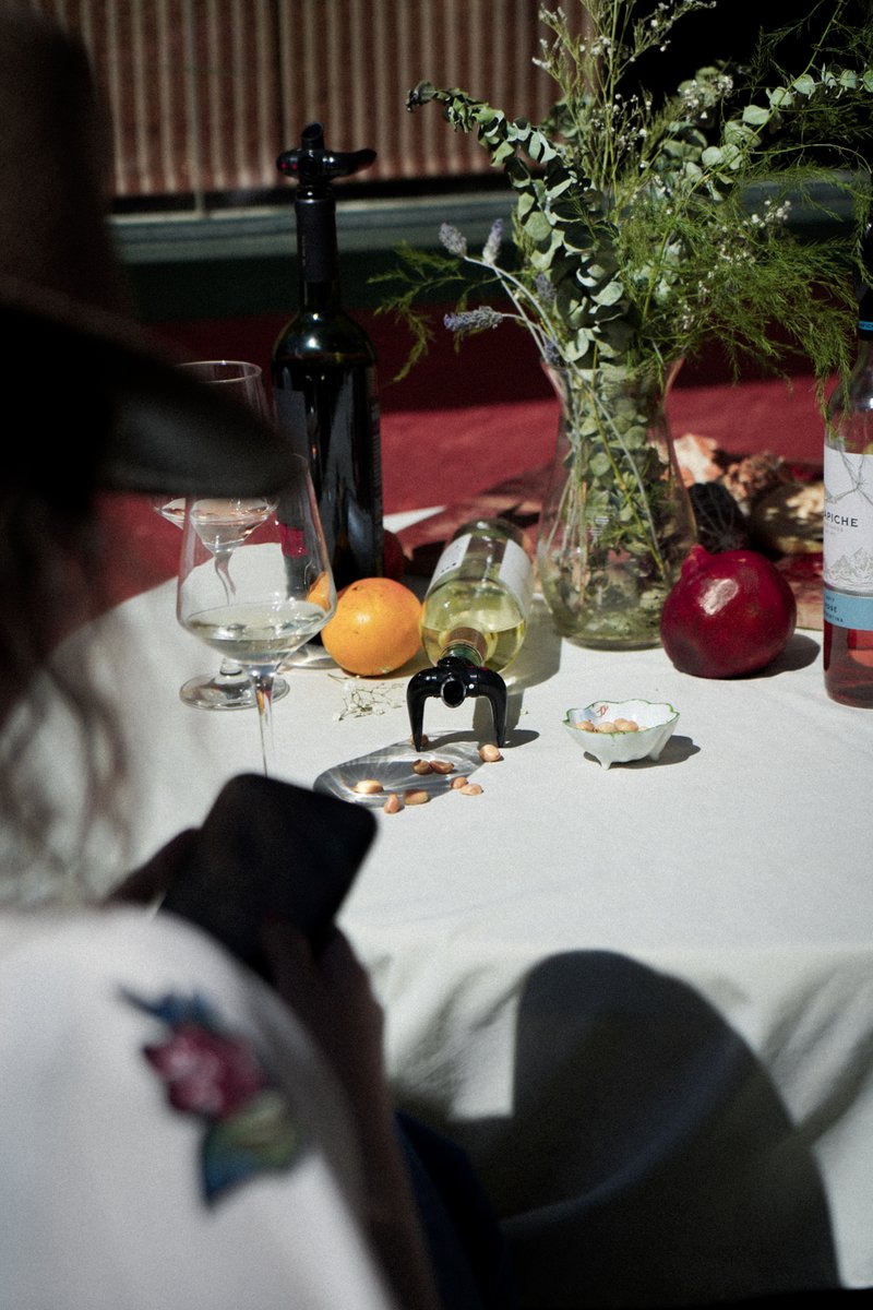 vinloq's tweet photo. Vinloq's no-spill technology allows you to store your wines horizontally, pour them smoothly and quickly as they should, and maintain the traditional way of serving wine without taking away from the wine experience. 🍇🍷

#winetime #winepreservation #wine #vino #winetasting https://t.co/0qJaTT9Cy2