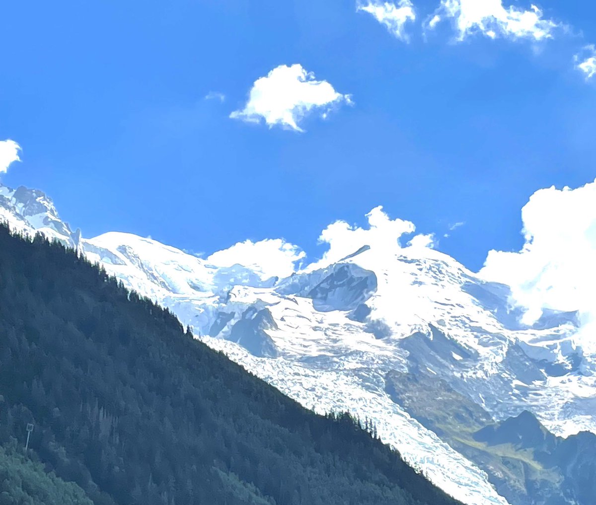 EtienneKlein's tweet photo. « Escalader une montagne, c’est atteindre le terme où le sol cesse face au ciel. Pas de grillage, de barbelés ni de clôtures pour surveiller la frontière, l’air suffit. » (Erri De Luca) https://t.co/EvjskEsJL8