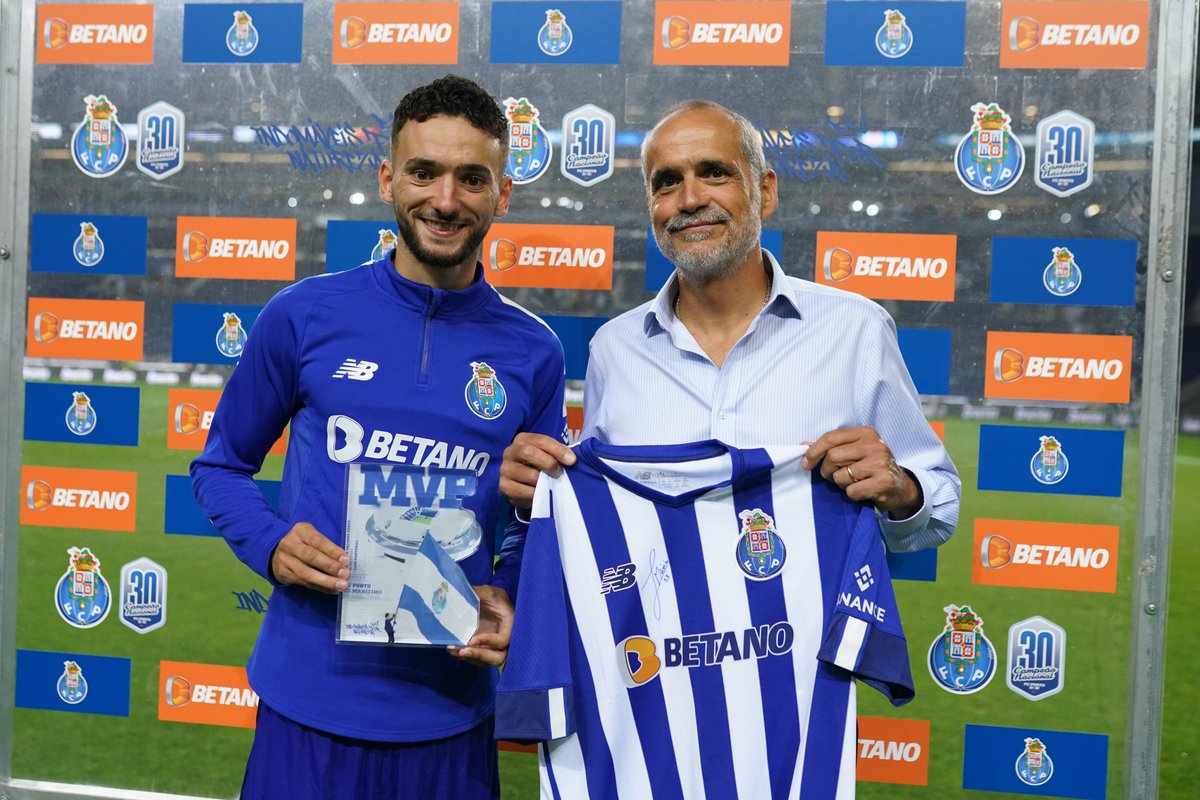 IvaNFCPortO's tweet photo. 🌟 Мехди Тареми и Жоау Мариу отмечены наградами после игры «Порту» – «Маритиму»

Иранец был признан MVP по версии Лиги, в то время как португалец получил награду Mérito e Valores Porto.

📃 Подробнее: ➡ https://t.co/tRYfRDqctm

#Taremi #JoãoMário #FCPorto #FCPCSM #LigaPortugal https://t.co/2Nj5PB0oRz