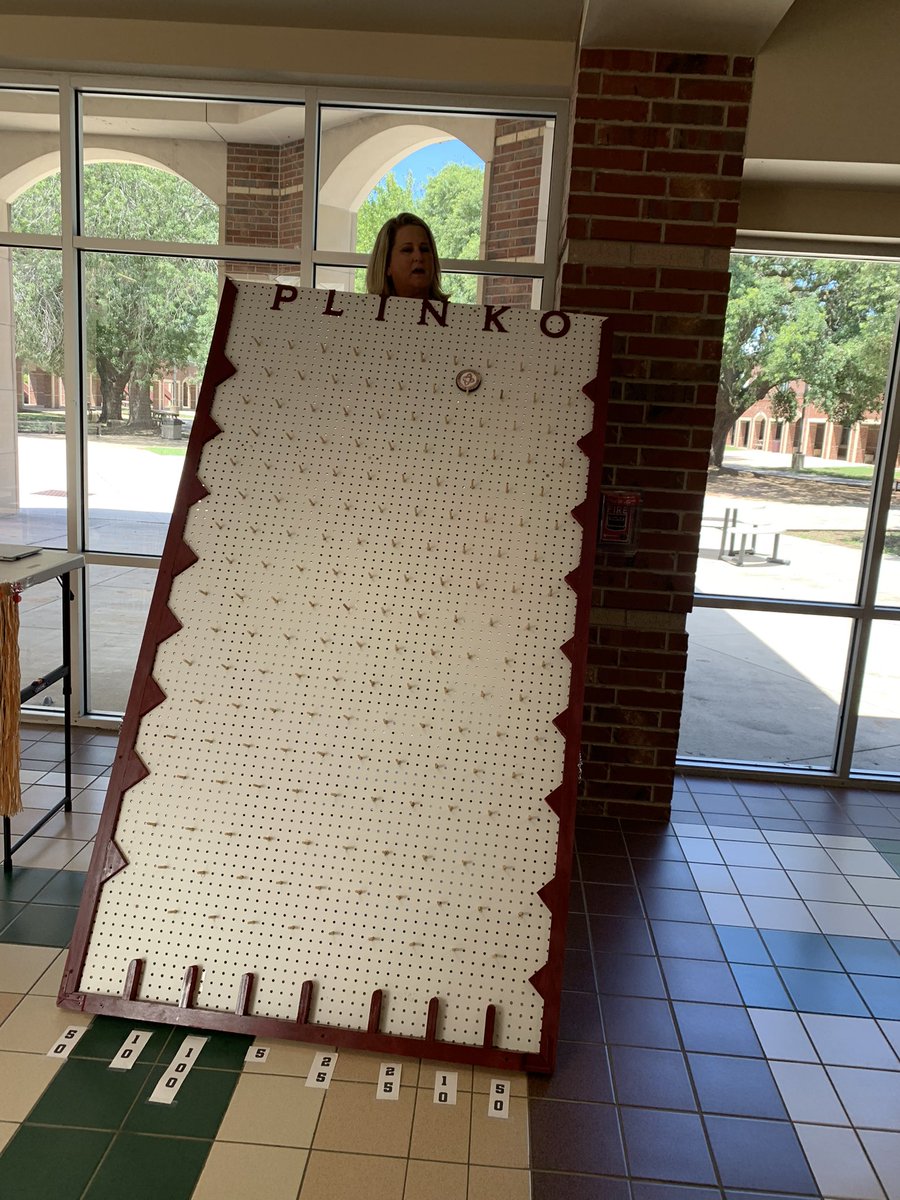 Christibt19's tweet photo. You are going to play Plinko!! #wildcatpride @CreekWildcats https://t.co/juEq8bOG52