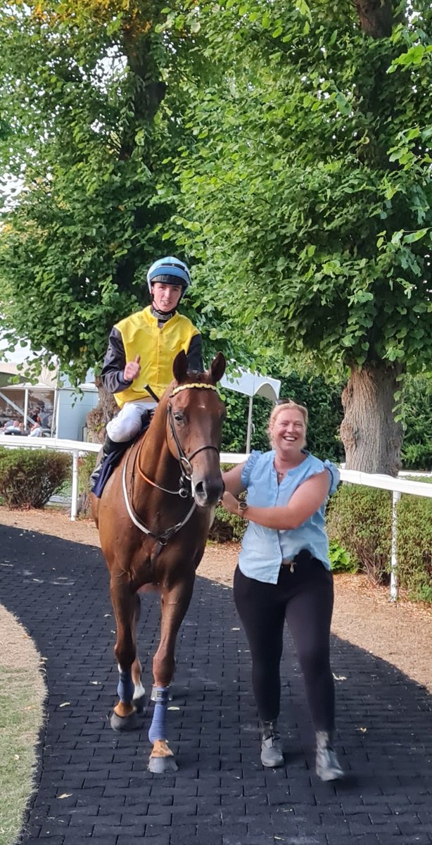 Kumasi wins @WindsorRaces on his first run of the season under @DarraghKeenan7 Brilliant peformance by all the team at home to get this lovely horse to win.