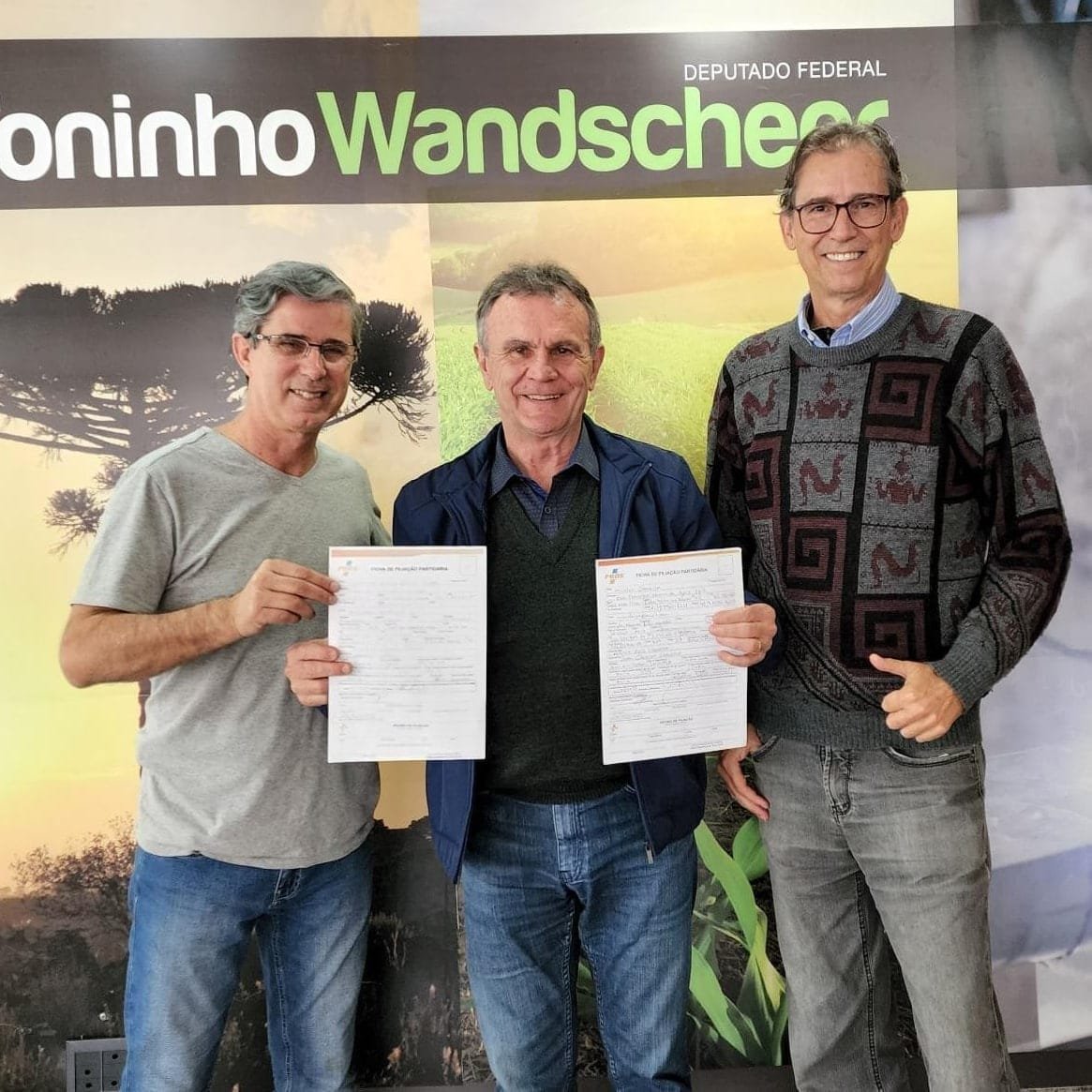 deputadotoninho's tweet image. Filiação da liderança de Bela Vista do Paraíso, Mirisley Siqueira. Bem-vindo à família Pros. O amigo Paulo Pacilla, de Curitiba, também esteve presente na agenda. #BelaVistadoParaíso 🤝✅ #ProsForte #ToninhoWandscheer #candidatoescolhidoemConvenção