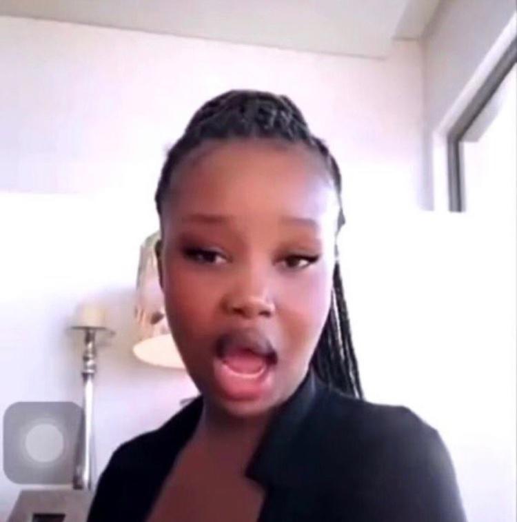 mfengwanan1's tweet photo. "Nadia left Twitter then she goes and date Aka 😭but it makes sense because that's the only way she'll make it to Forbes list"😭😭 #RoastOfKhanyi https://t.co/z0zdUl1jDz
