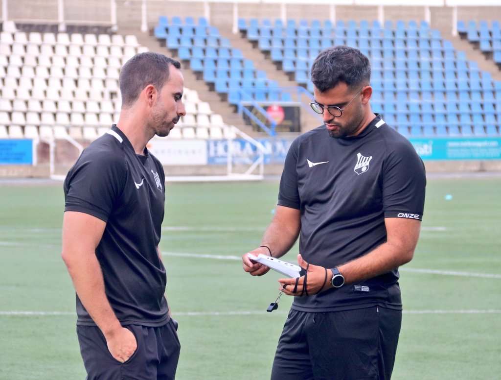 UEFigueres's tweet photo. 🔛 𝗣𝗿𝗶𝗺𝗲𝗿 𝗲𝗻𝘁𝗿𝗲𝗻𝗮𝗺𝗲𝗻𝘁!

🏋️‍♂️El 1r equip masculí ha iniciat la pretemporada aquest vespre a l'Estadi de Vilatenim i sota les ordres de Yoyo. El president Narcís Bardalet ha donat la benvinguda. 8 setmanes de preparació pel debut a #1cat el 2 d'octubre. Som-hi, nois! https://t.co/sAsoOr4ops