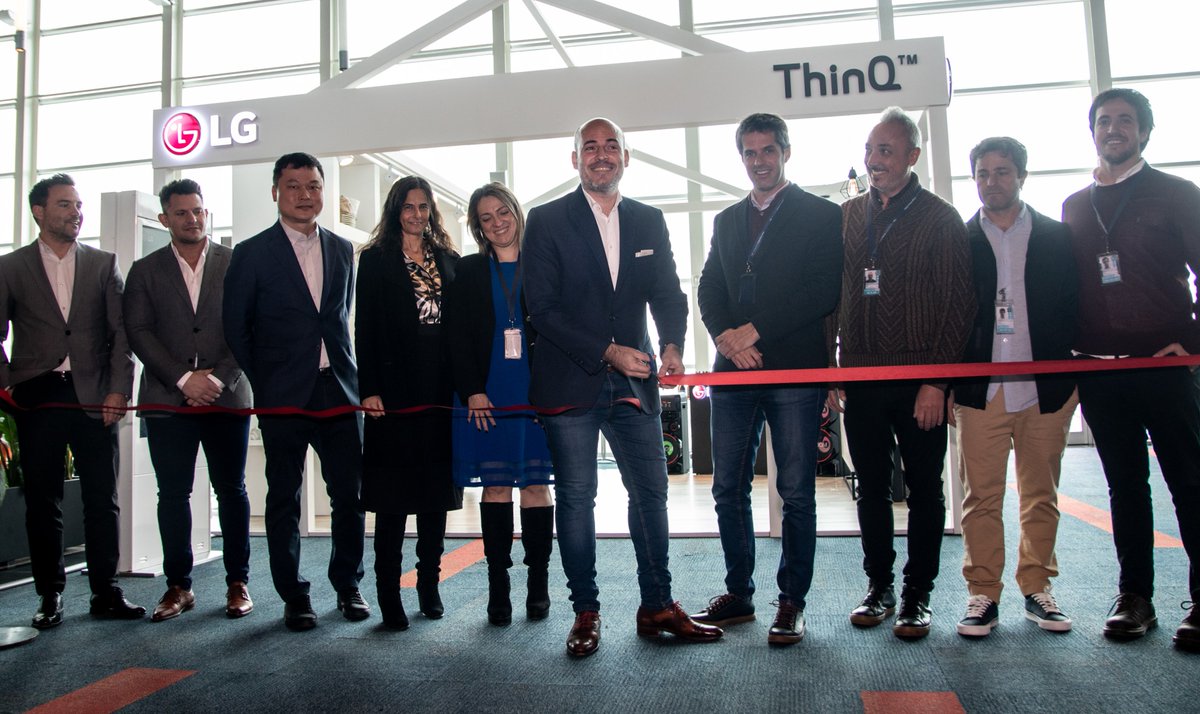 ABCMundial's tweet photo. LG inauguró un espacio inteligente en el aeropuerto de #Ezeiza  
 #tecnología #innovacion  #LGThinkQ
@LG_Argentina @aa2000oficial 
https://t.co/coaUh4hXzC https://t.co/McHCZh7WpU