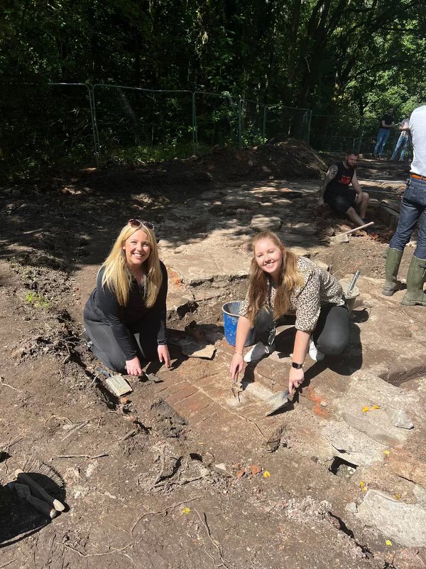 ELGreen93's tweet photo. The dream job continues. Today me and some of my fantastic colleagues headed down to my favourite place - @HultonPark, to meet up with the @SalfordUni team &amp; get hands on with the dig
If anyone knows anyone who produces @thetimeteam - I’ve found my passion!
#HultonParkHappenings https://t.co/bNnyVDU7BS