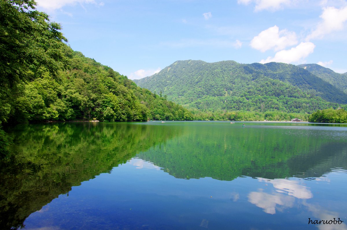 、夏の も美しい。 青々とした空の下、山の緑と水面に写り込む 雄大な山の姿が何とも言えない美しさ。 本来であれば、もっと広角で表現したいけど、 表現できないもどかしさ。 この画角で伝えられるか、伝えられないか。 伝える事に意味があり、何事も全力投球！