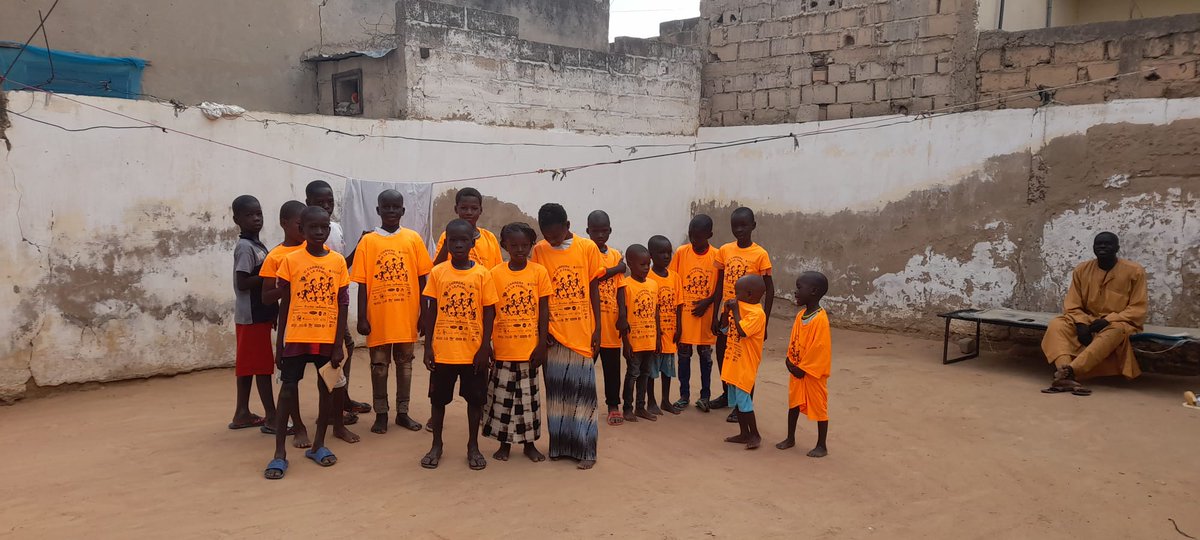 EMOCIONADOS!!! Encantados de ver qué parte del remanente de camisetas de la Carrera de la Familia ha llegado a Senegal, a manos de quienes más lo necesitan ♥️
Gracias por hacerlo posible
#CQTP #EspírituCQTP #carreradelafamilia
