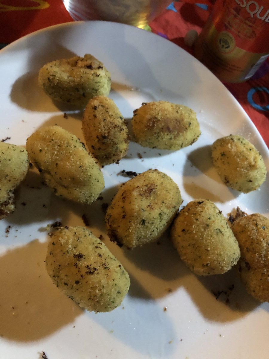 Cjosegordo's tweet photo. No quiero que me odiéis pero mis amigos y yo estamos haciendo cata de #croquetas @angelsolis15 @aruizbur @ManuFreixo @AnaZireael #micuñi @83anorrra https://t.co/1B8n9OpKrx