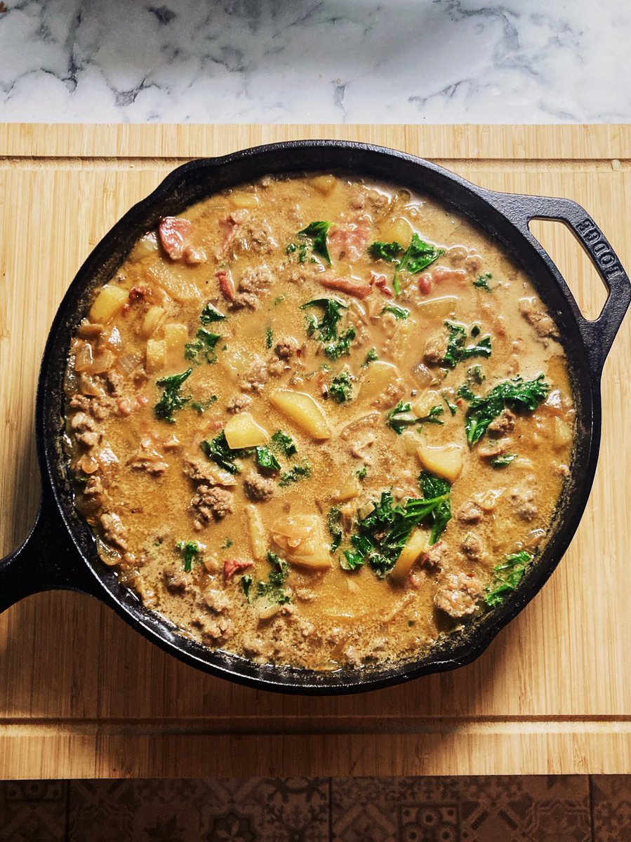 AdamPollock's tweet photo. Zuppa Toscana – a beautiful Italian soup with sausage, bacon, onion, potato and greens. Full of everything you could want: meat, dairy, vegetables, broth. In this thread I show you how to make it. https://t.co/zga65MUPUN