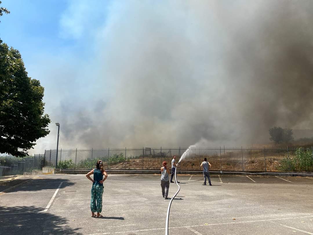 GiovaAlfonsi's tweet photo. Incendio vicino Canile Muratella: lavoratrici e lavoratori bloccano le fiamme e salvano struttura e cani. 
@fpcgilromalazio a @gualtierieurope e @Sabrinalfonsi: queste donne e uomini sono patrimonio x #Roma 
#LavoriAMOxRoma https://t.co/UhtwsPUEk4
