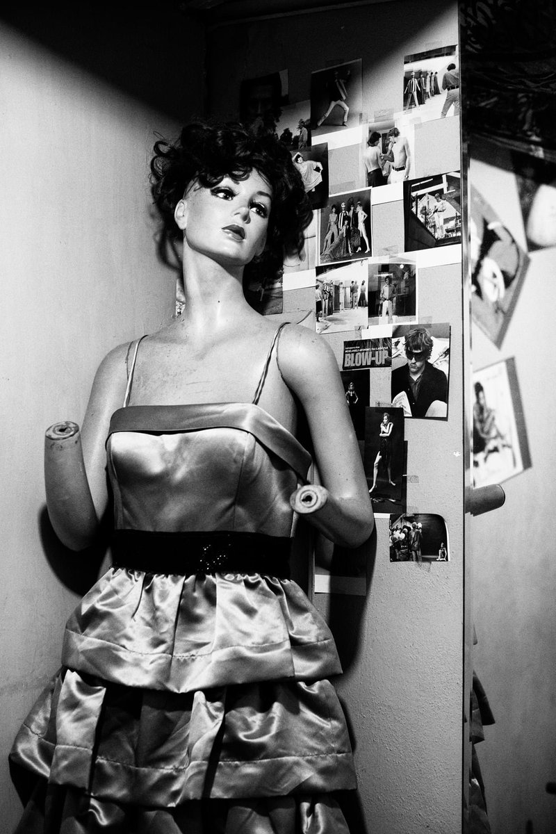 BEHIND THE MIRROR. (LEO'S Project inclusion) #LUVELLI #photography