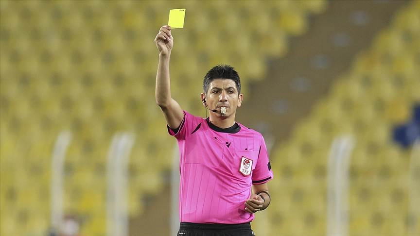 Ahmet Çakar: "Fenerbahçe top oynamadı ama tam bir hakem rezaleti yaşanıyor. Ümraniye'nin attığı 3 golde de hakem hatası var."