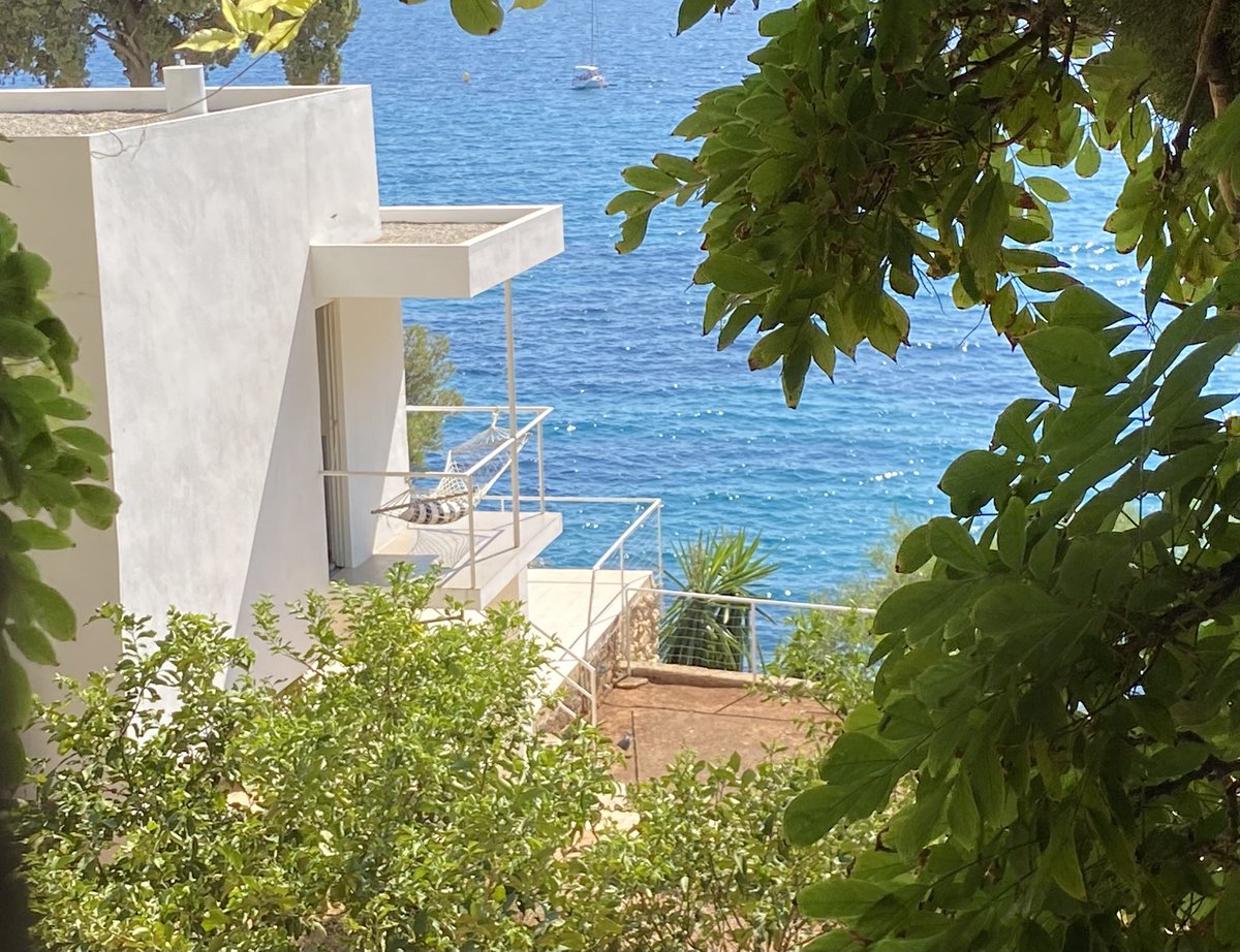 BPloess's tweet photo. Warum erhalten Architektinnen nicht die Anerkennung, die ihr Werk verdient? E-1027 von Eileen Gray in #capmoderne
#FrauenArchitektur https://t.co/kQve1sVeP3