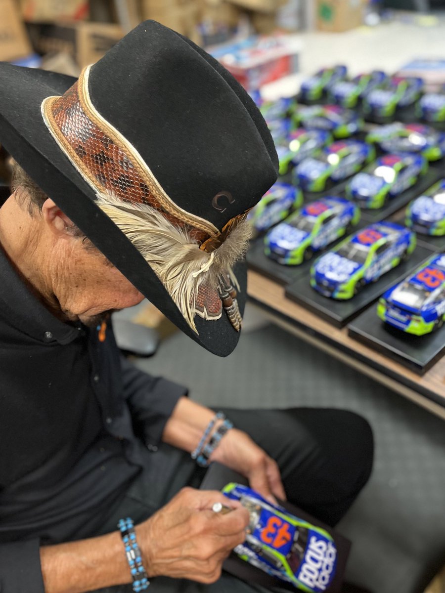 therichardpetty's tweet photo. The King signing his first Next Gen-7 car!
#richardpetty #nextgen7 #pettygms #nascar #pettymuseum #focusfactor #43 #erikjones #lionelracing https://t.co/tg5wd7GsRn
