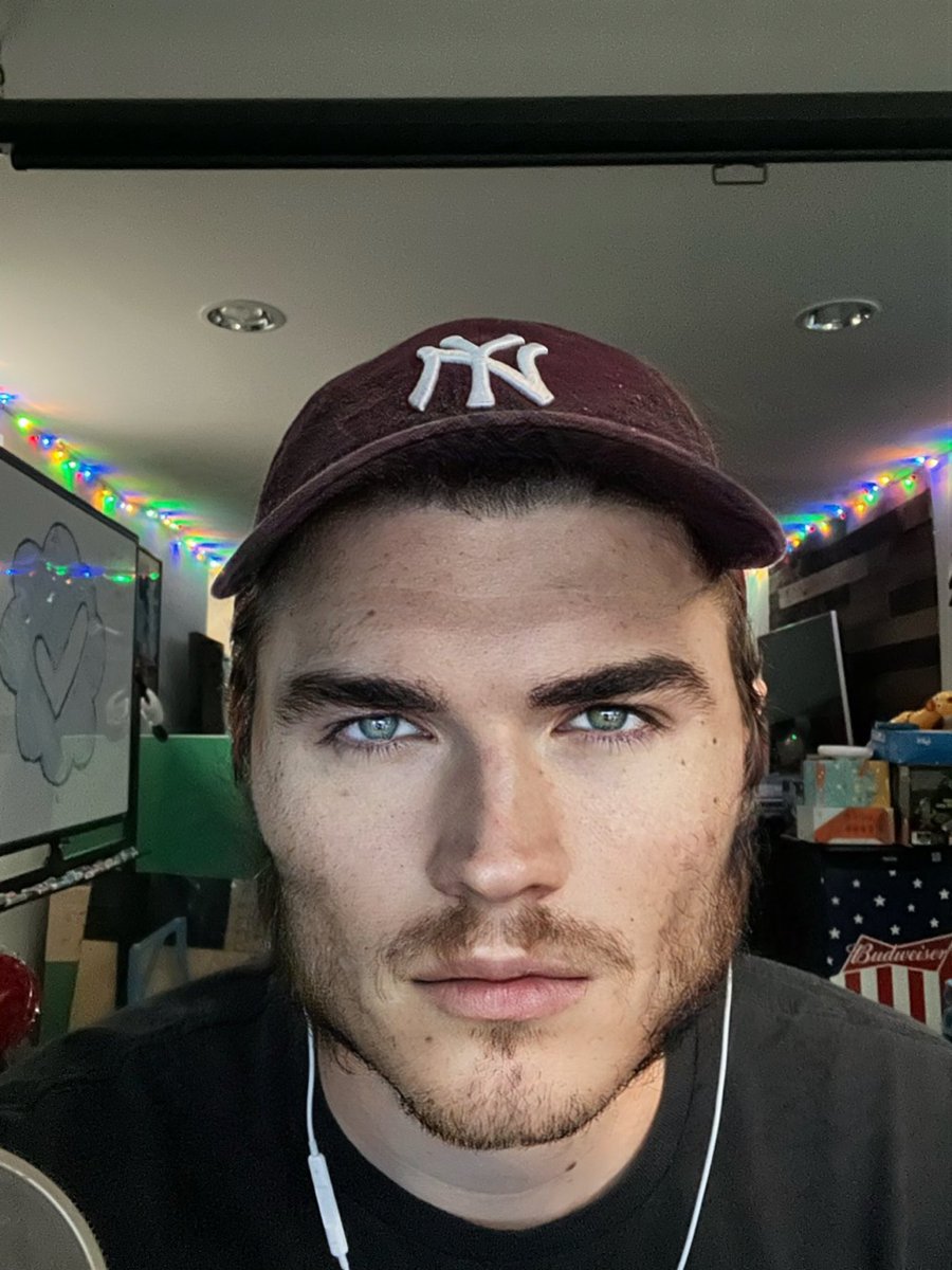jschlatt's tweet photo. @StarforgePCs @OTKnetwork @MoistCr1TiKaL @Asmongold @REALMizkif Hello https://t.co/dfsxuiiiWO