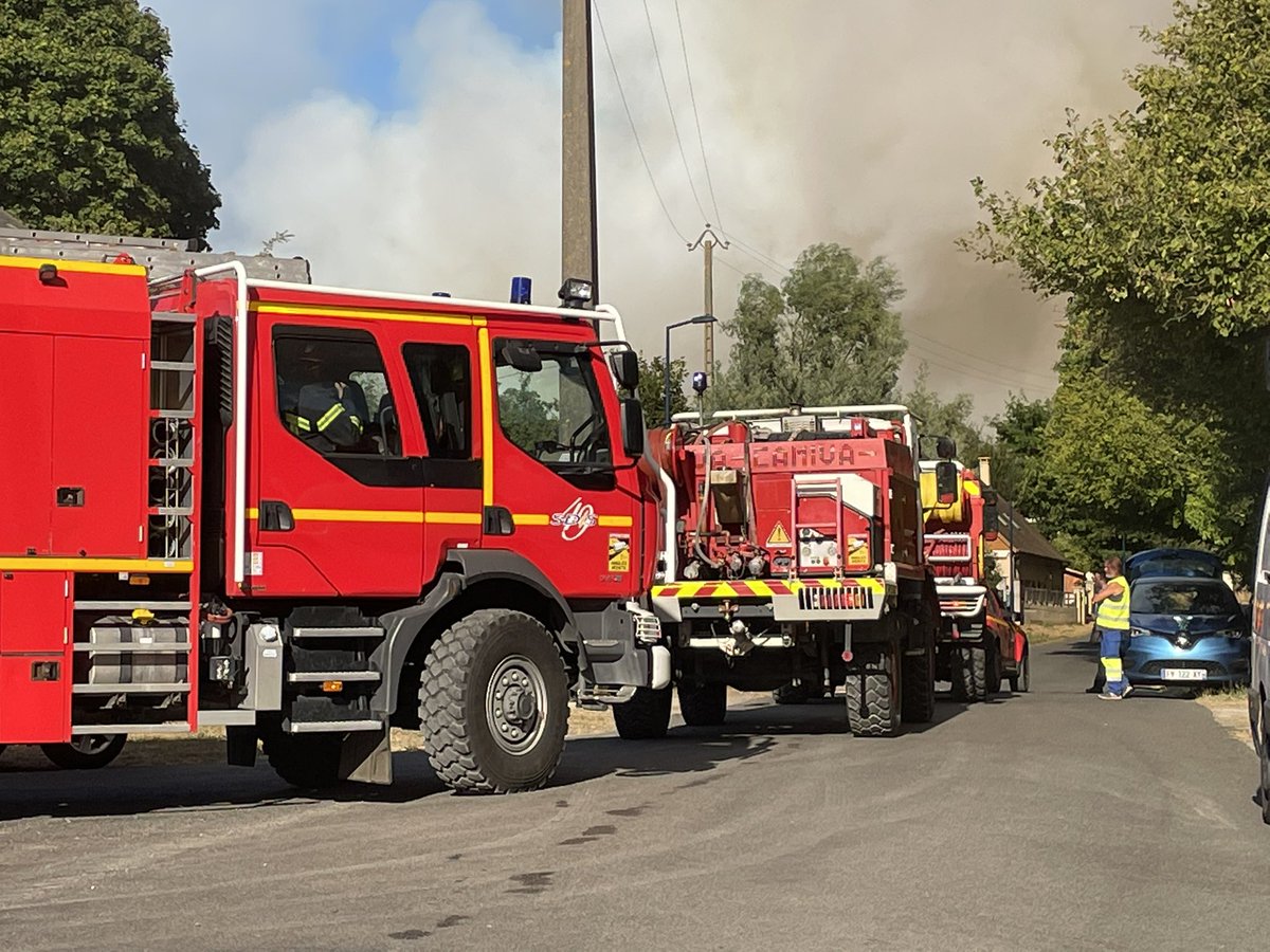 Incendie à <a href="/baugeenanjou/">Baugé-en-Anjou</a> sur les #CnesDeleguées de #Clefs et #vaulandry 200 pompiers mobilisés, plus de 30 exploitations agricoles en soutien, habitants et élus mobilisés. La nuit sera longue et difficile ! Courage à tous <a href="/SDIS_49/">Sapeurs-pompiers de Maine-et-Loire - SDIS 49</a> <a href="/Prefet49/">Préfet de Maine-et-Loire 🇫🇷🇪🇺</a>