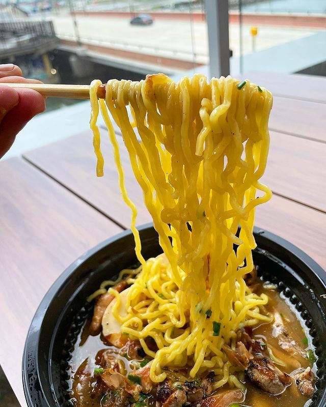 If you can't handle me at my instant ramen, you don't deserve me in my EJJI Chicken Shoyu Ramen. 🍜
.
.
#chicken #ramen #instantramen #yummy #foodie #baltimore #baltimorefood #noodles #goodeats