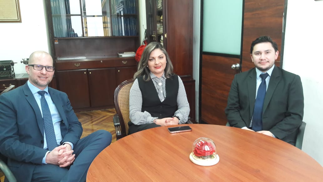CorteAzuay's tweet photo. La Presidenta de la @CorteAzuay
 Dra. Alexandra Vallejo Bazante, estableció lineamientos con el Director Dr. Chistopher Einzmann  y el Dr. Julio Adrián Molleturo, Secretario Jurídico  @cam_cuenca
 , para el #evento académico sobre #Arbitraje y #Mediación. https://t.co/bAKrpUzecC