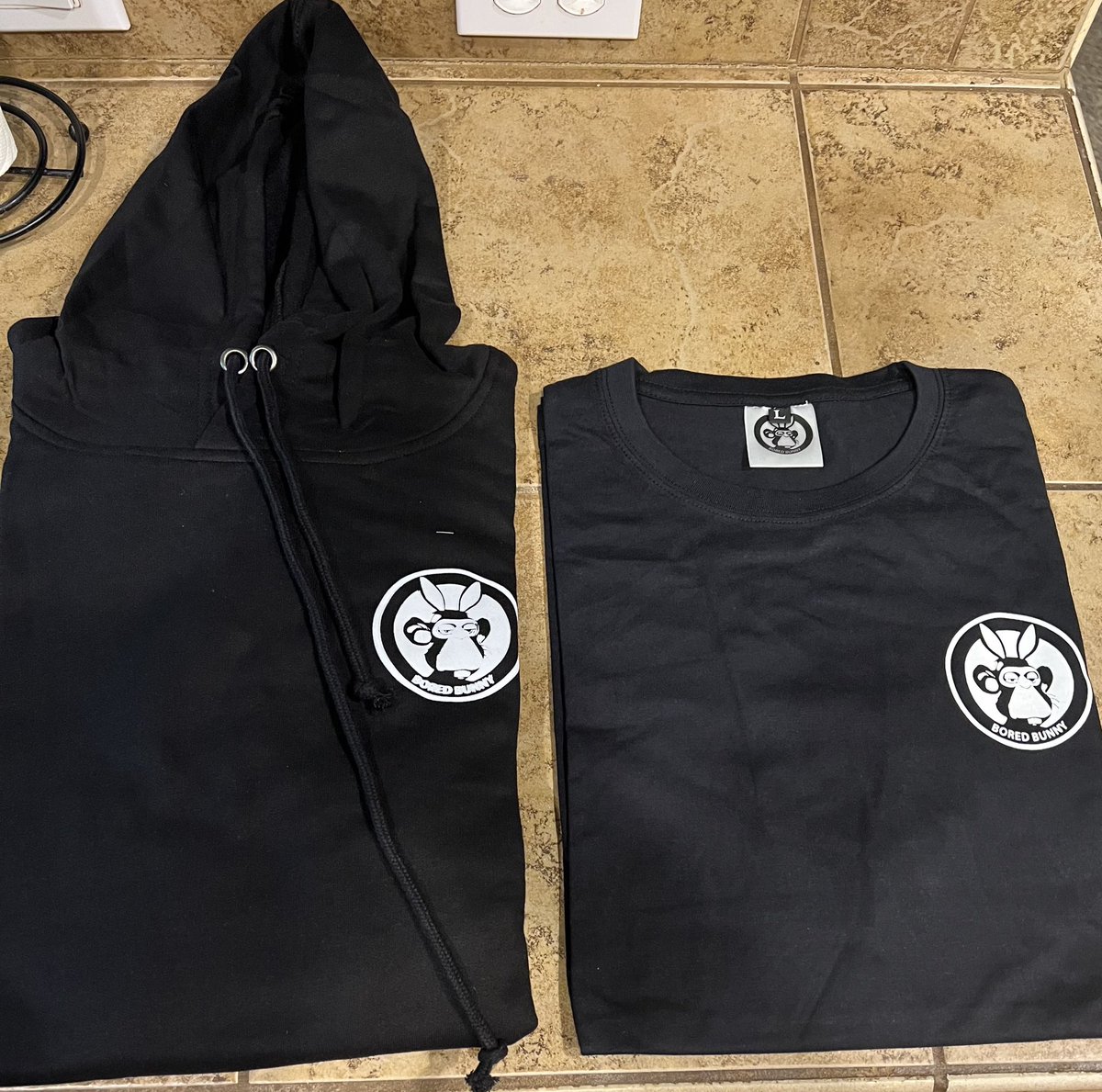 Kogan Master (@kogan_masta) on Twitter photo Yoooo <a href="/BoredBunnyNFT/">BoredBunny</a> Merch just showed up at my door! LFG!!
Rug or not, I think it looks sick AF!
2017-2018 rug pull left you with nothing but a digital bag, 2021-2022 leaves you with cool jpegs and dope merch. 🔥
#NFT #NFTCommunity #boredbunny Yoooo <a href="/BoredBunnyNFT/">BoredBunny</a> Merch just showed up at my door! LFG!!
Rug or not, I think it looks sick AF!
2017-2018 rug pull left you with nothing but a digital bag, 2021-2022 leaves you with cool jpegs and dope merch. 🔥
#NFT #NFTCommunity #boredbunny