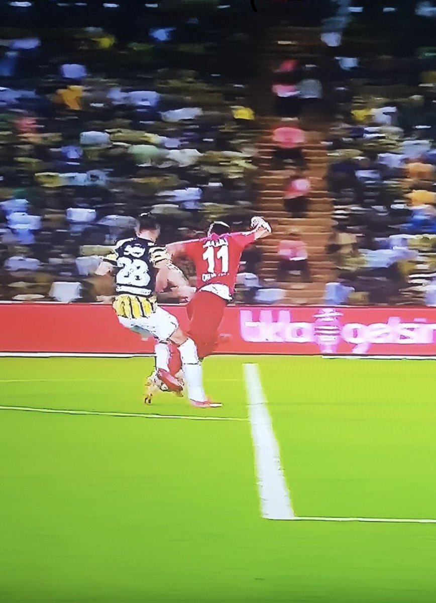 Bu iki pozisyonu nasıl açıklayacaksınız? <a href="/TFF_Org/">TFF</a> 

1. Pozisyon; Çok net aktif alanda ofsayt, topa hamle yapıyor.
2. Pozisyon; Çok net dışarıda fakat penaltı veriliyor. 

Amaç nedir? Daha 1. Haftadayız 1111111111111