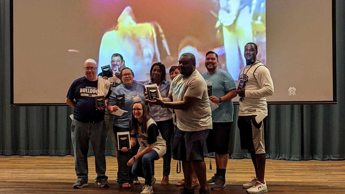 Newberry_HS's tweet image. What a great start to #WelcomeBackWeek for @Newberry_HS faculty and staff! 
🐶🐾💙

#TopDog