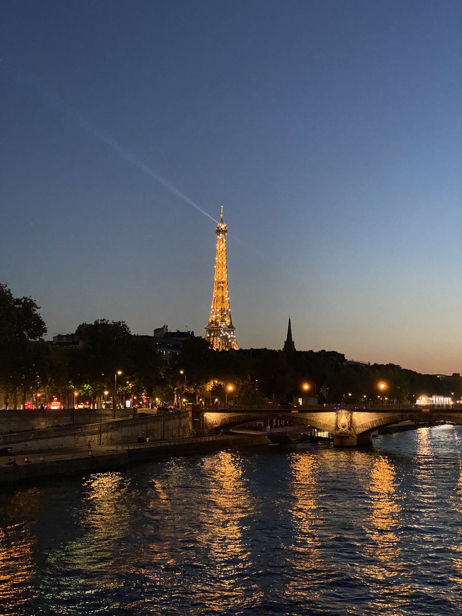 chlochIo's tweet photo. Left the party early to go and see the Eiffel tower sparkle https://t.co/IOOh7SSkRf