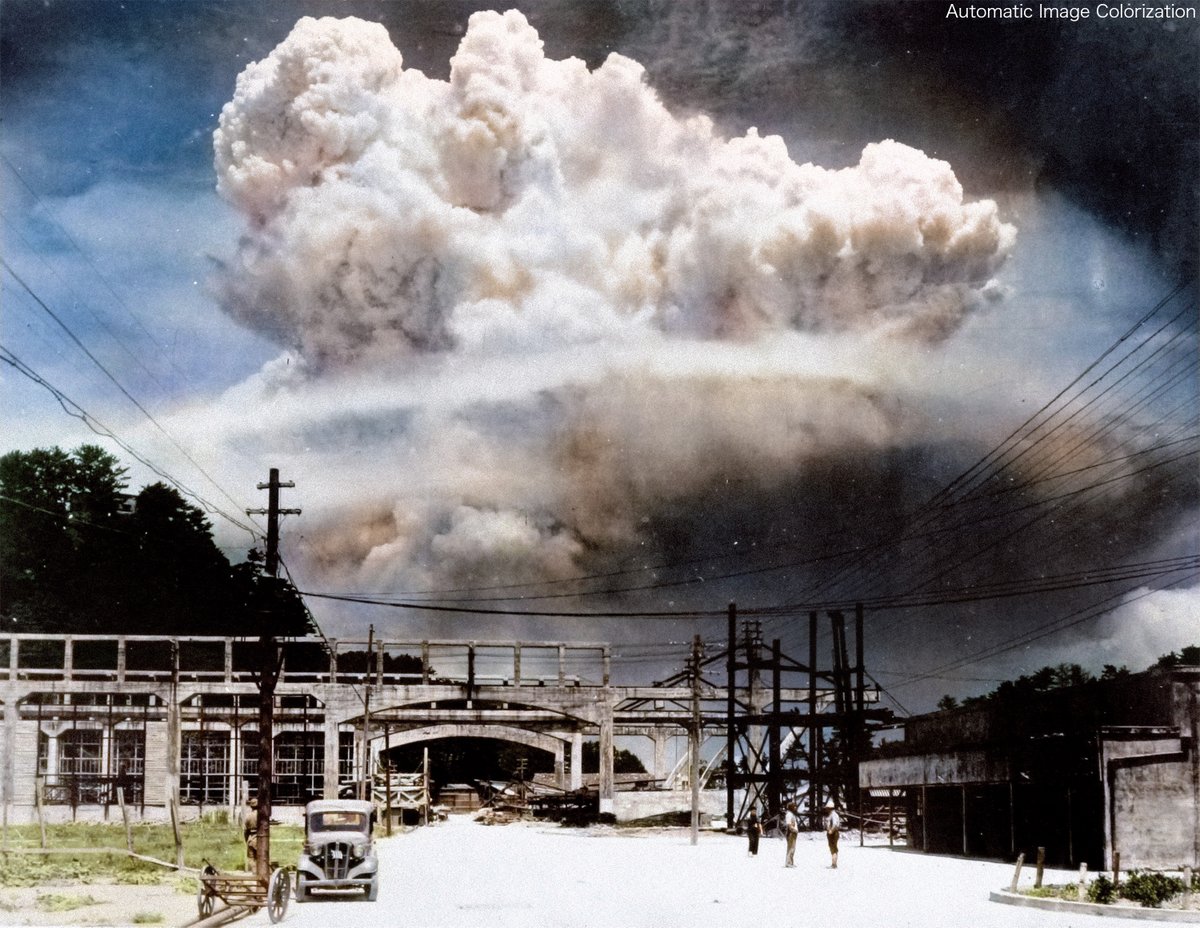 77年前の今日。1945年8月9日11時2分，長崎原爆投下。写真は投下から20分後，香焼島において松田弘道が撮影したきのこ雲。ニューラルネットワークによる自動色付け＋手動補正。 