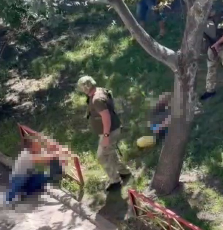 ZentraleV's tweet photo. Wie ist das Wochenende in der abgeriegelten Stadt Nikolajew verlaufen? Videos in den Sozialen Medien(Twitter ungeeignet) zeigen wie Mitglieder der🇺🇦Territorialtruppen Zivilisten vor einem Wohnhaus foltern. Zur Erinnerung, v.d. Leyen: Ukraine verteidigt beeindruckend unsere Werte. https://t.co/GC32whpgJJ