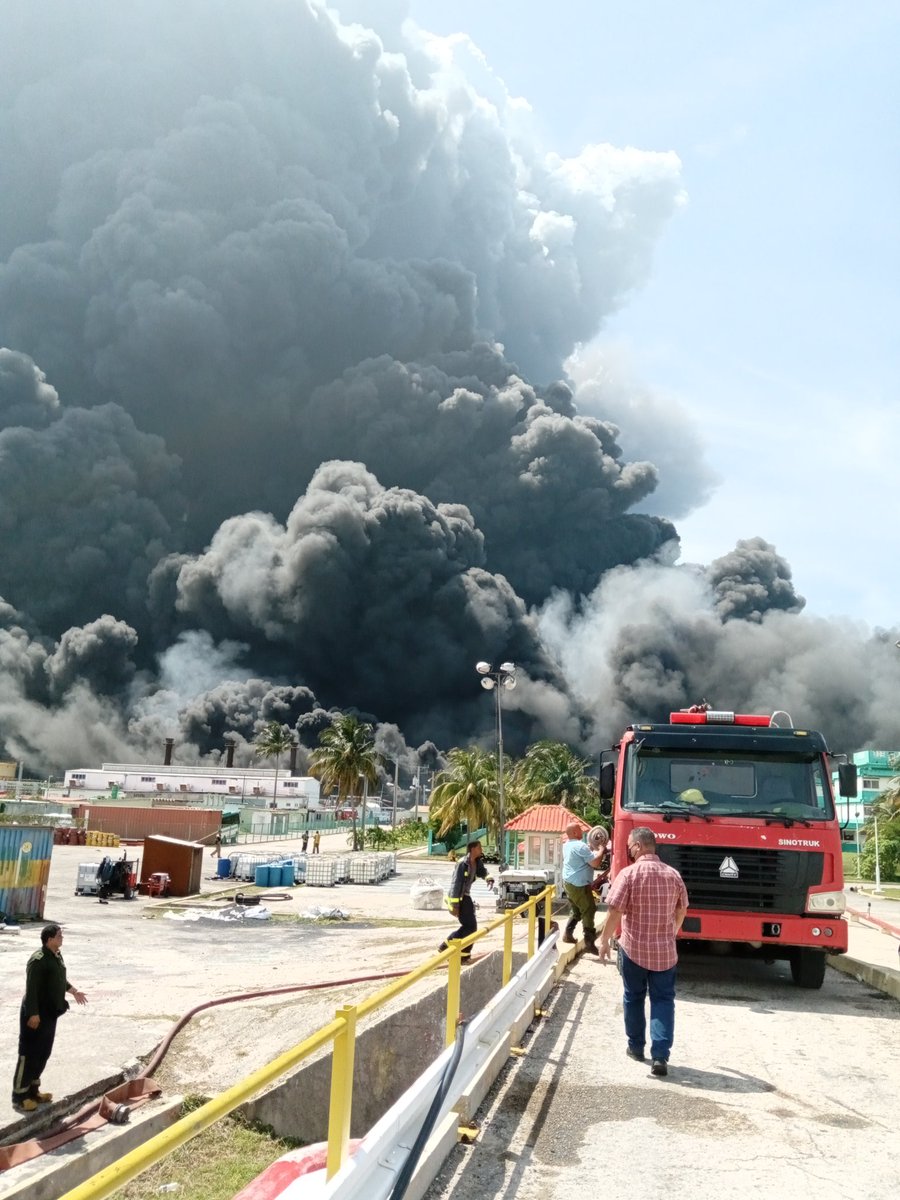 En la Planta de tratamiento de agua en la CTE Antonio Guitarras, entrada de agua desmineralizada con alternativas mediante pipas de <a href="/CupetCuba/">Cupet Cuba Petróleo</a> y <a href="/OSDE_AyS/">OSDE Agua y Saneamiento</a>. Continúan las acciones para la extinción del incendio en la base de Supertanqueros #Matanzas, venceremos #FuerzaCuba