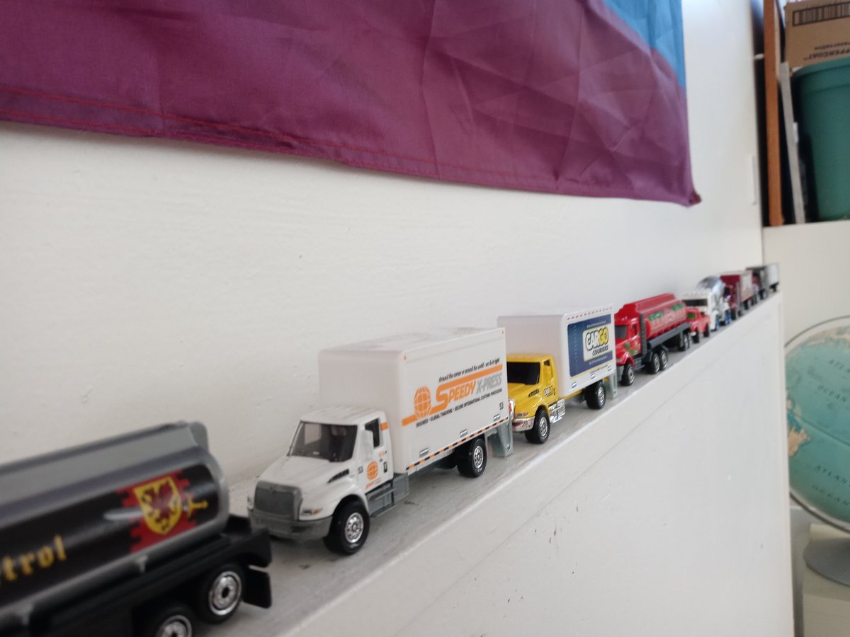 fepacommish's tweet photo. 2/

Bookshelf and bulletin board topped with #Matchbox #WorkingRigs. https://t.co/gF9lGJj88c