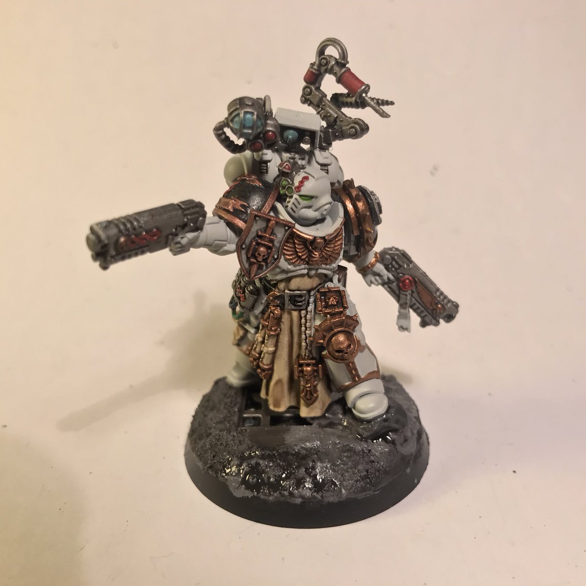 Vulkans_Forge's tweet photo. Another bit of #GamePrep this evening π Heβs finally got a base! π #ChiefApothecary ready to lead in (and most likely heal up) his brothers! π #PaintingWarhammer #WarhammerCommunity #Warmongers #HomebrewChapter #TheDoctorIsIn https://t.co/seXVbJPt0H