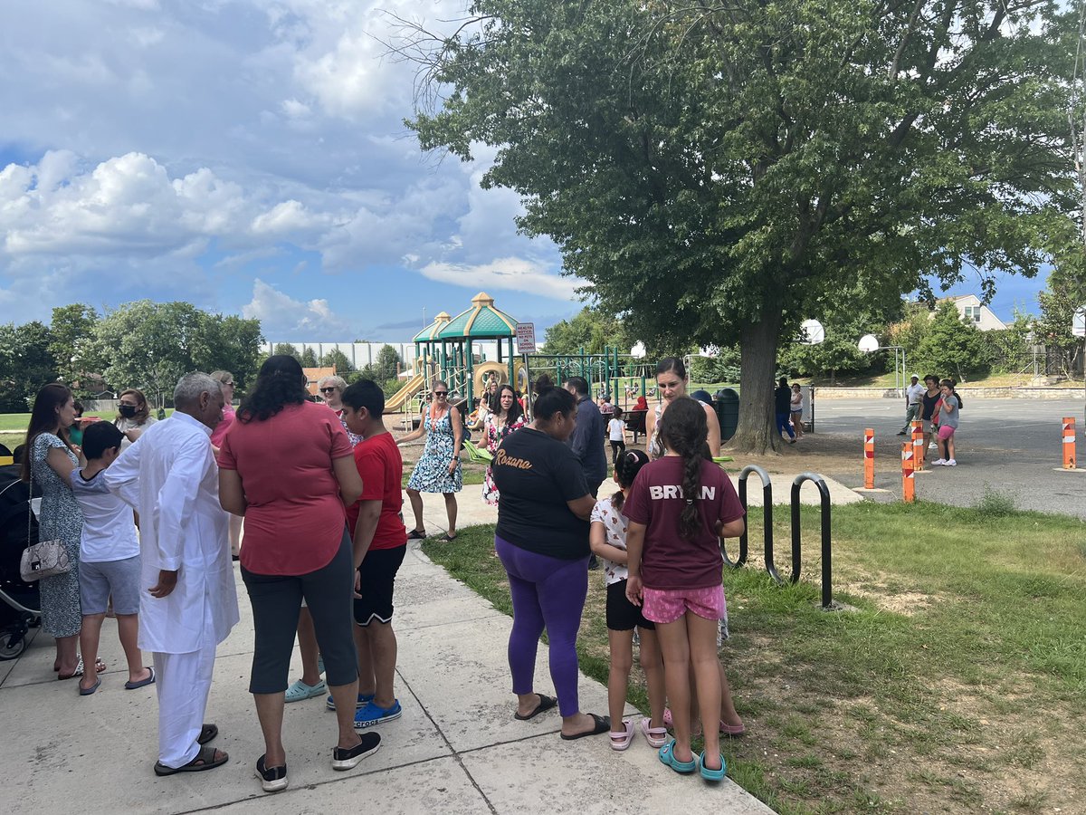 LynbrookES_FCPS's tweet photo. What a great turnout! We are so grateful to all the families that came to get some popsicles and books! We 😍 to see our kids and their families! We are so looking forward to an #FCPSStrong start to the school year! ❤️💚💪#everychildeverystrength @fcpsnews @FCPSR3 https://t.co/m5NqHsN2ln