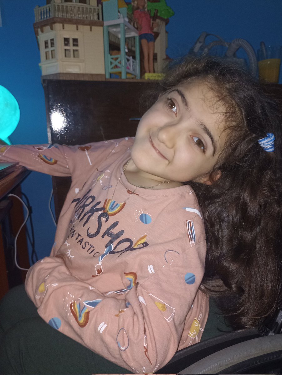 Una de las últimas fotos que le saqué, siempre con esa sonrisa hermosa mi Aurorita. No tengo idea de cómo seguir viviendo sin ella a mi lado, sin sus besos ni sus abrazos. Tengo el corazón completamente roto. Te amo y te extraño tanto mi niña. Gracias por todo tu amor.