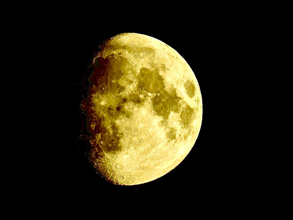 Mightychub's tweet photo. Waxing Gibbous Moon this evening. #Moon #Moongazing #LookUp over @DVMillsWHS The bucking Donkey looking well in the clear sky. @VirtualAstro #outspiration #Digitalnotebook https://t.co/NA6ErO8nZT