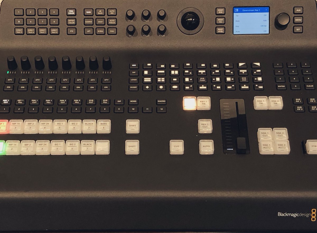 3www_omo_studio's tweet photo. おはよう人類。
最近うちのスタジオに入った機材を紹介するぞ。

【ATEM Television Studio Pro 4K】

どうだ、この黒くマットなボディ。
沢山並んだボタン。
これを見るだけでも男の子はワクワクすることだろうな。
これで何が出来るのかは社員に聞いてくれ。
わしは知らん。
https://t.co/Q5F9WwSA4g https://t.co/dzYULui5zn