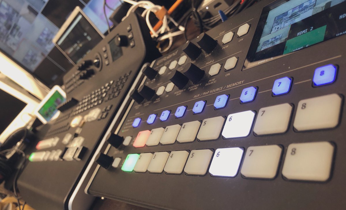 3www_omo_studio's tweet photo. おはよう人類。
最近うちのスタジオに入った機材を紹介するぞ。

【ATEM Television Studio Pro 4K】

どうだ、この黒くマットなボディ。
沢山並んだボタン。
これを見るだけでも男の子はワクワクすることだろうな。
これで何が出来るのかは社員に聞いてくれ。
わしは知らん。
https://t.co/Q5F9WwSA4g https://t.co/dzYULui5zn