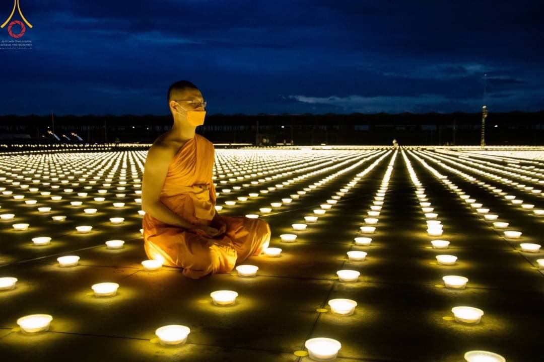 weeranan's tweet image. วัดพระธรรมกาย จัดพิธีจุดประทีปถวายเป็นพุทธบูชา และสวดมนต์บทธัมมจักกัปปวัตตนสูตรให้ครบ 4,621,000,000 จบ เพื่อสันติภาพโลก เมื่อวันที่ 6 ส.ค.65 ซึ่งเป็นวันสมาธิโลก เพื่อกระตุ้นเตือนให้ชาวโลก หันมาสร้างสันติภาพด้วยสันติสุขภายใน #วันสมาธิโลก #วัดพระธรรมกาย
